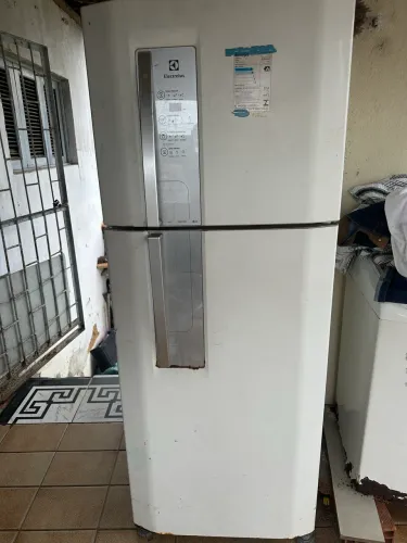 geladeira Electrolux DF51 Frost Free, modelo duplex com painel digit