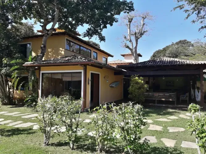 Casa de temporada(diária), com 5 quartos, sendo 4 suítes, em condomínio perto da praia de 