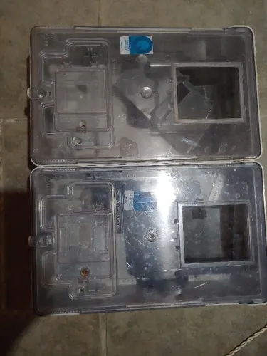 2 caixas para medidor padrâo de entrada. Ficaram instaladas por quatro meses.