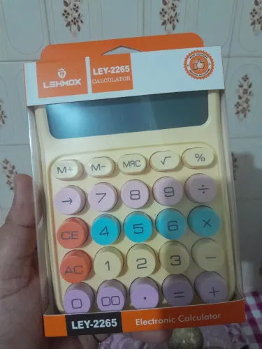 Calculadora colorida nova na caixa