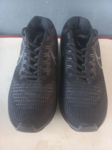 Vende-se um tênis preto 