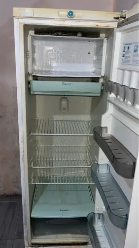 Vendo geladeira esmaltec