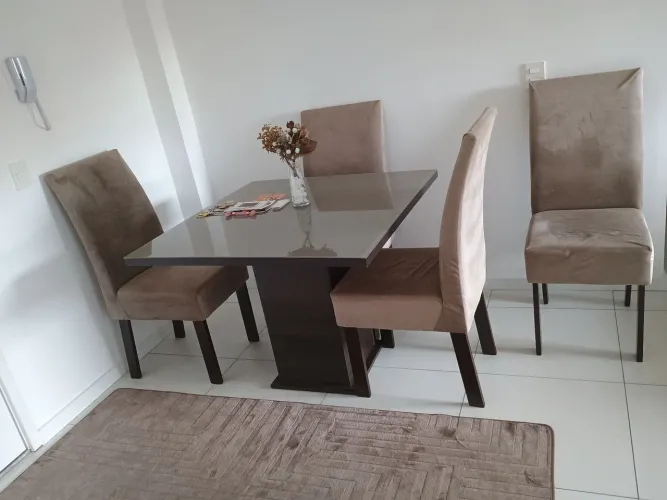 Mesa de jantar bege com vidro + 4 cadeiras confortáveis