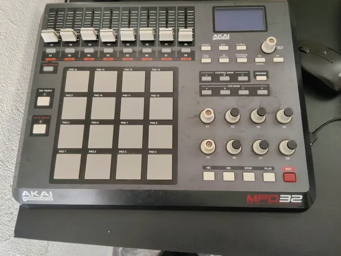 Akai MPD 32