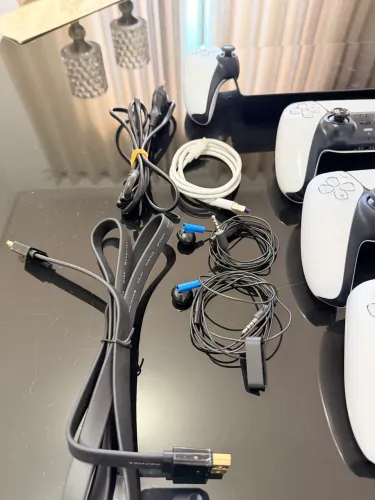 Ps5 com 3 controles, câmera, psportal, base e cabos.