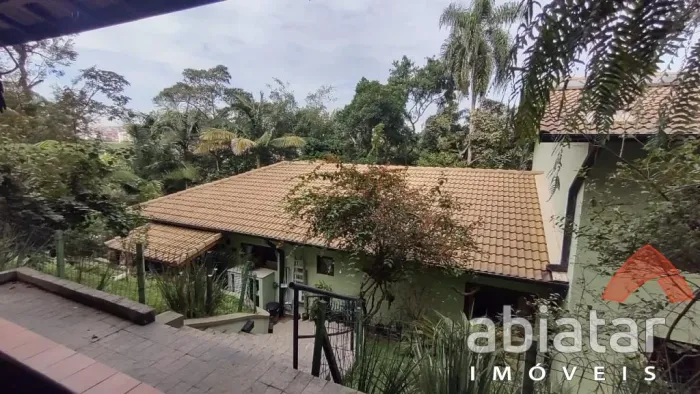 Casa com 4 suítes com 559m² de área construída - Condomínio Iolanda
