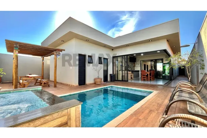 Casa Térrea, com 360m² de Terreno, Conforto e Integração para Sua Família, com 3 suítes na