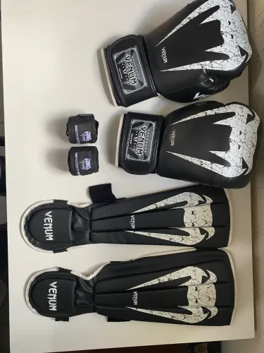 kit Venum luva + bandagem + caneleira