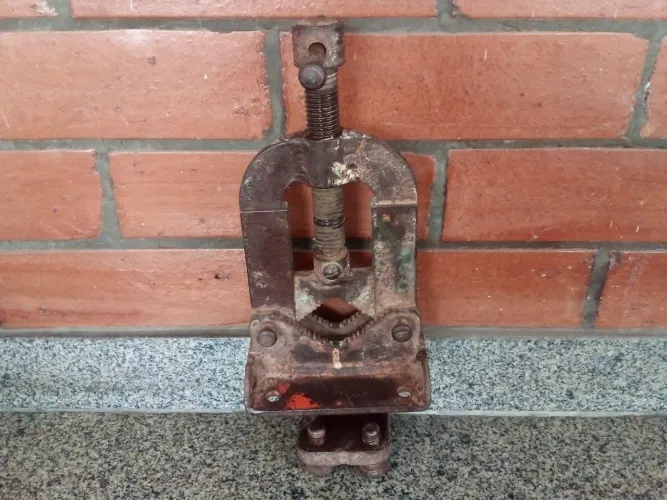 Morsa antiga de bancada para tubo