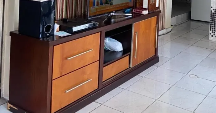 Transforme a sua sala com este lindo rack de madeira