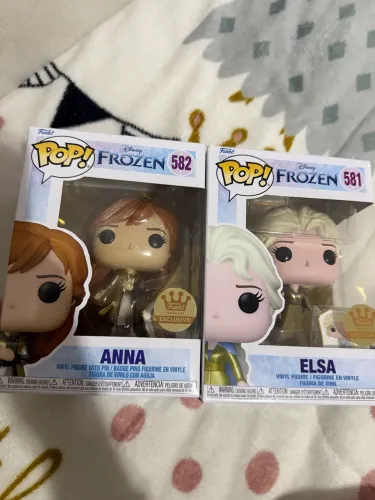 Funko pop Frozen II - Anna e Elsa (581 e 582) - Edição exclusiva golden com pin