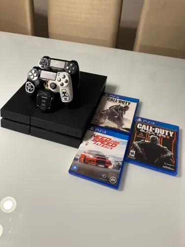 Playstation 4 + 2 controles, 3 jogos e Carregador