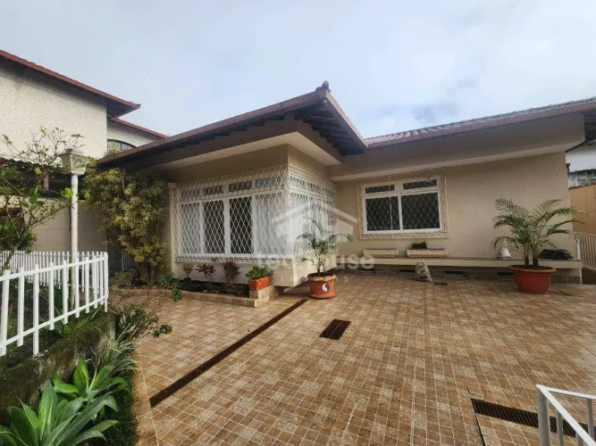 Seu Novo Lar em Teresópolis: Casa Plana, Confortável e Segura no Bairro Iucas!