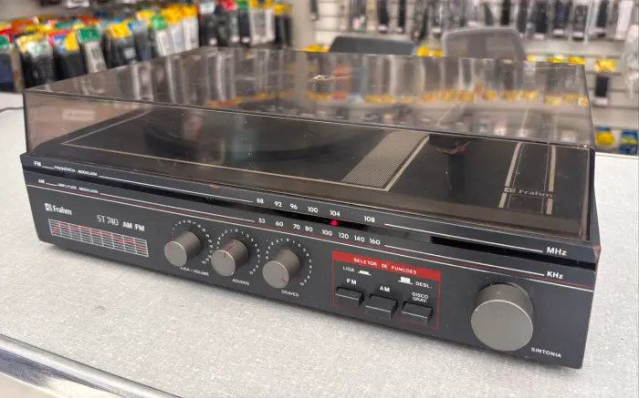 vitrola vintage Frahm modelo ST 740, som clássico dos anos 80, toca-discos e rádio AM/FM.