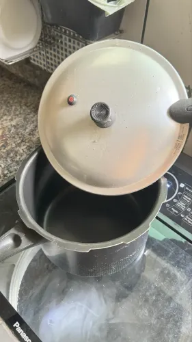 Cadeira de balanço e Panela de pressão 