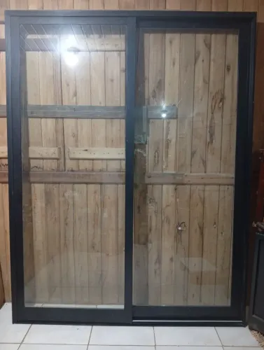 Porta de vidro e alumínio