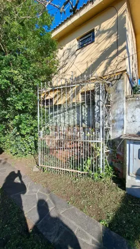 Portão de ferro medindo 3,50x 2,50 metros com duas folhas e colunas laterais de mais 20cm