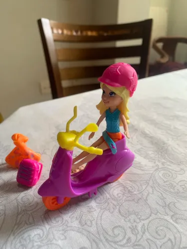 Polly Pocket em uma scooter rosa