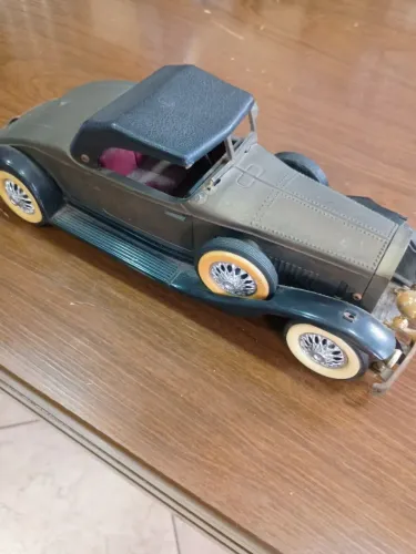 Rádio AM antigo em formato de miniatura do clássico carro Rolls-Royce Phantom II de 1931.
