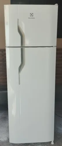 Geladeira. Eletrolux. Degelo seco. 260L. 220v