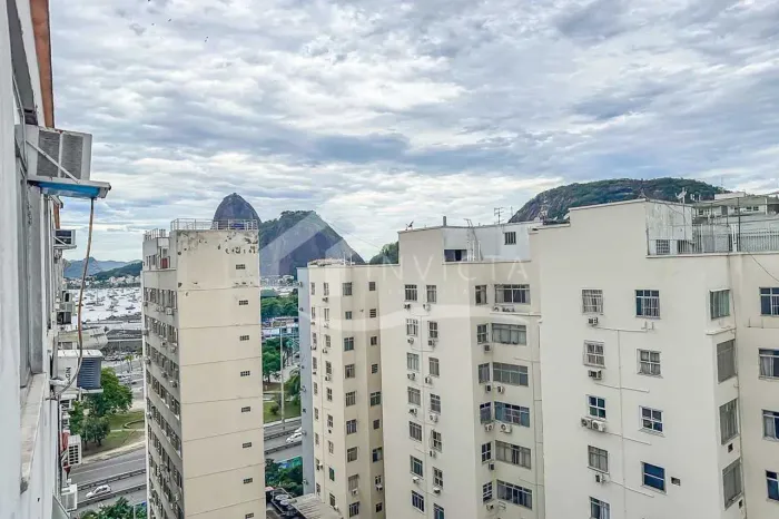 OPORTUNIDADE DE CONJUGADO REFORMADO NA PRAIA DE BOTAFOGO!
