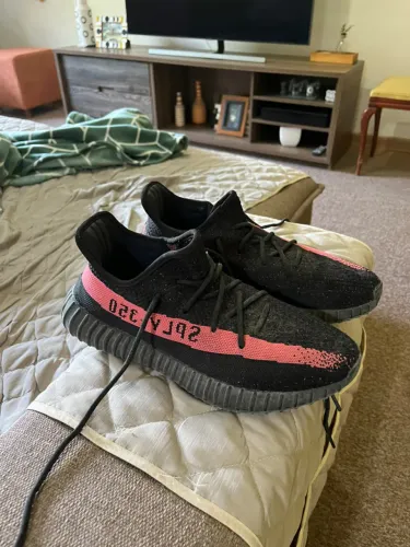 Tênis Yeezy Boost 350 V2 Preto e Vermelho
