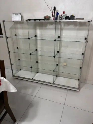 Vende-se Vitrine de Vidro