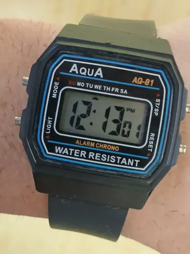 Relógio antigo clássico digital , perfeito para o dia dia e atividades físicas.
