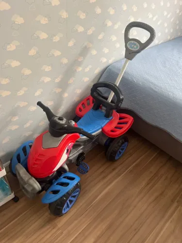 Quadriciclo infantil do homem aranha