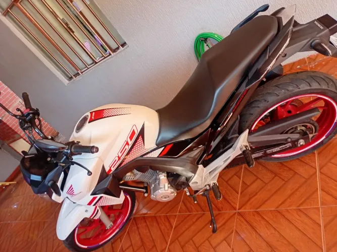 Moto Twitter 250 tem sinistro de pequena monta não atrapalhar em nada ano 2022 moto zera s