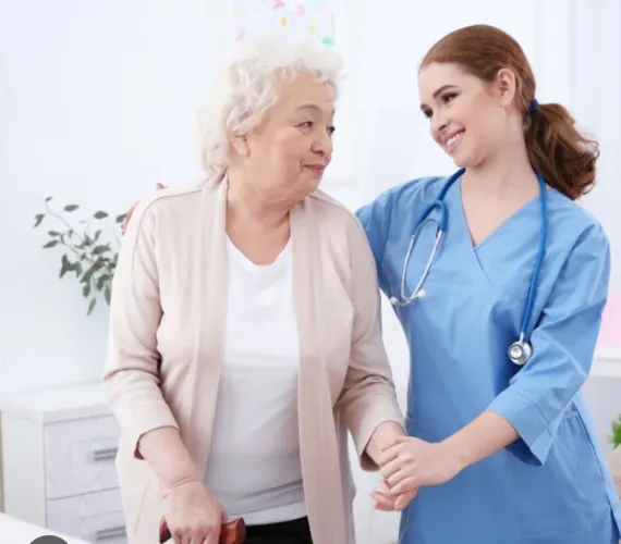 Cuidadora de idosos, acompanhanhante em hospital.
