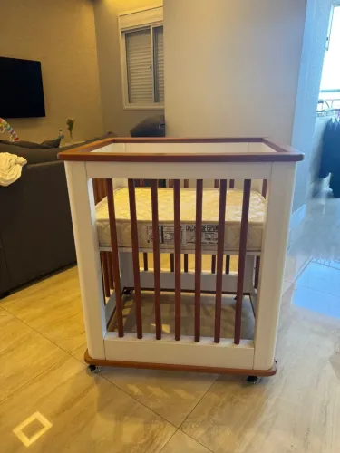  MINI BERÇO EM MDF COM MOLDURAS E PALITOS EM MADEIRA MACIÇA / ACOMPANHA COLCHÃO