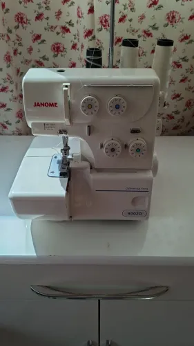 Vendo maquina semi nova overlok 