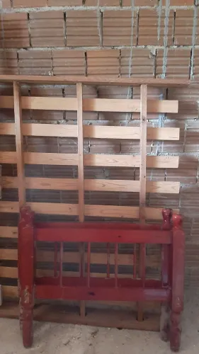 Cama de madeira pequena, e uma parte de cama de casal.