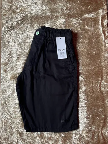 Short HUGO BOSS preto, tamanho P, ótimo tecido leve