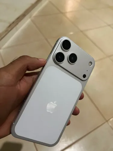 iPhone XR na carcaça do 17 Pro