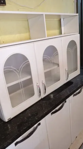 ARMÁRIO DE METAL COM 3 PORTAS DE VIDRO aéreo