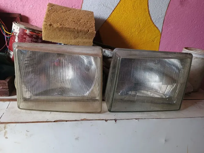 Vendo dois faróis do uno 1991 original cibio 