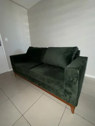 Sofá 2 Lugares Verde Escuro em Veludo - Moderno e Elegante