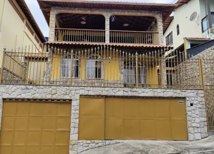 Casa com 4 Quartos à Venda - 238m² - Bairro Santa Cecília, Juiz de Fora - MG