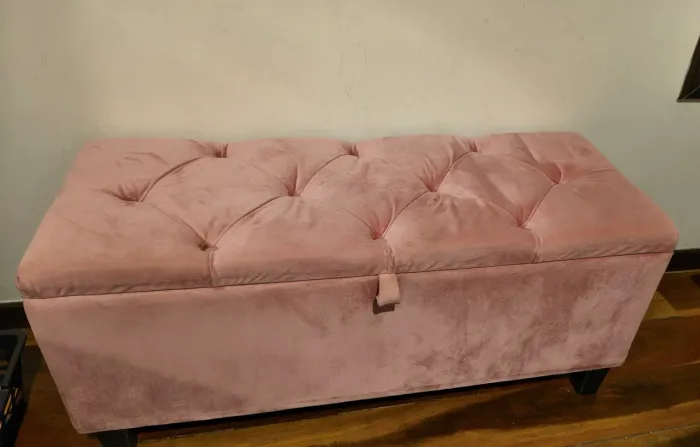 Puff Baú pouco usado com pistão a gás em suede Rosé