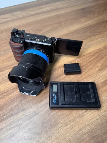 Sony ZV-E10 4K com Cage + 2 Baterias APS-C E-Mount SEM LENTE 