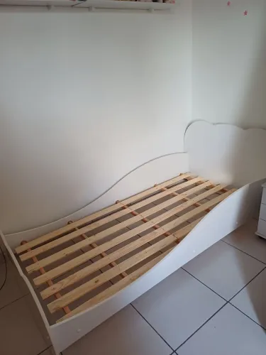 Vendo cama infantil branca nuvem. 200 reais Retirada no local. Trav Dionísl