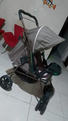 Carrinho de bebe marrom com rosa semi novo