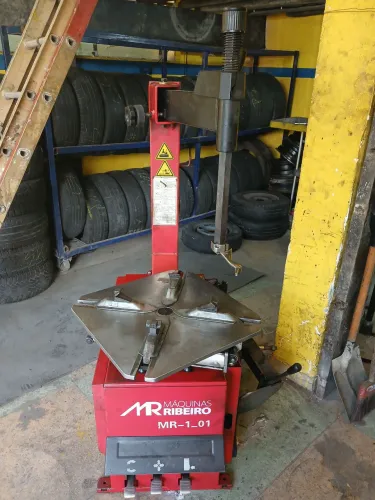 Desmontadoura de pneus para borracheiro