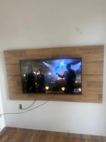 Televisão e painel