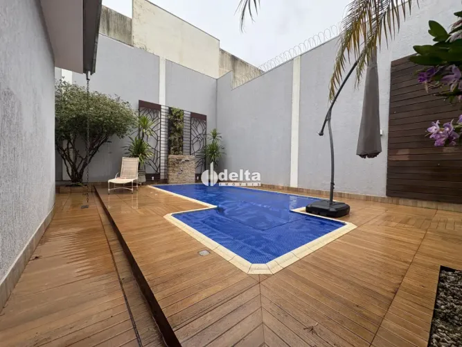 Casa com 5 quartos sendo 1 suíte disponível para venda no bairro Alto Umuarama em Uberlând