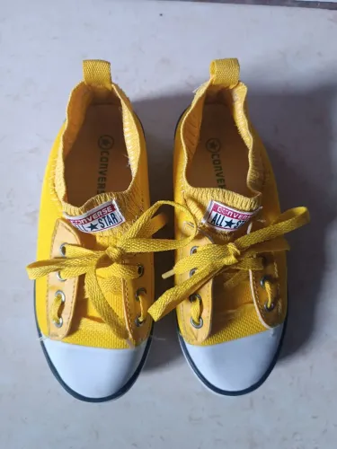 Tênis infantil amarelo Converse All Star 