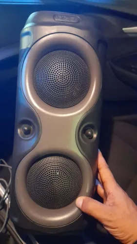 Caixa de som Bluetooth e radio.