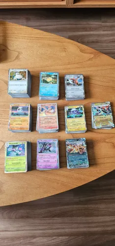 Pokémon TCG lote com aproximadamente 777 cartas